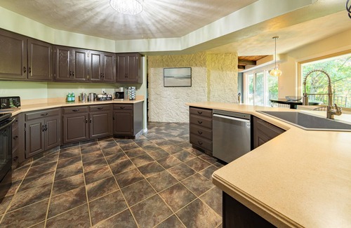 Rockford Maison | Sleeps 22~Hot Tub~Gameroom~Theater~Gym~Lake Views