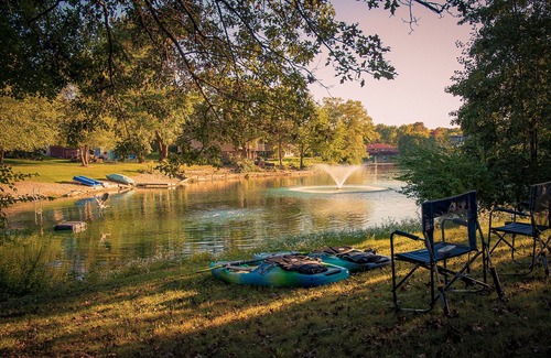 Rockford Maison | Sleeps 22~Hot Tub~Gameroom~Theater~Gym~Lake Views