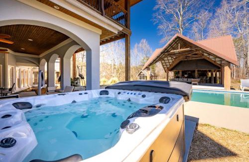 McDonald Maison | Sleeps 29 Pool Tiki Bar Gym Hot Tub Dogs Welcome