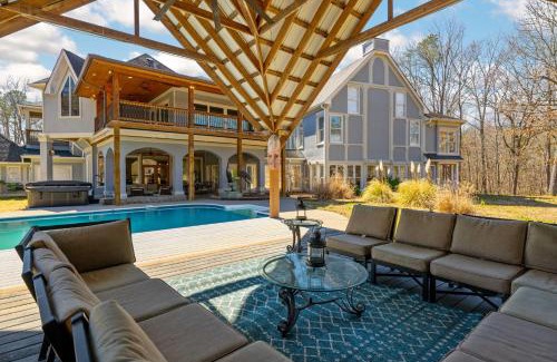 McDonald Maison | Sleeps 29 Pool Tiki Bar Gym Hot Tub Dogs Welcome