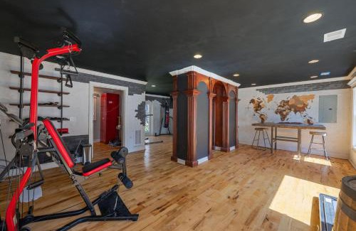McDonald Maison | Sleeps 29 Pool Tiki Bar Gym Hot Tub Dogs Welcome