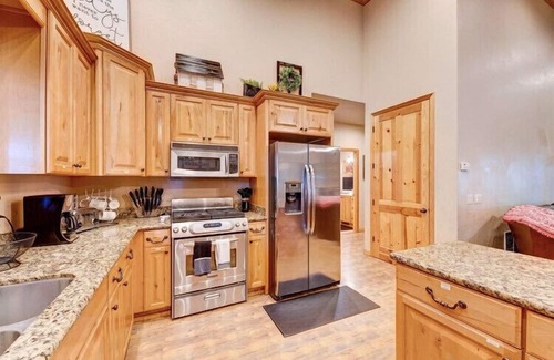 Pinetop Maison | Sleeps 30+