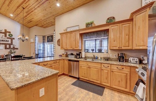 Pinetop Maison | Sleeps 30+
