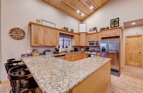 Pinetop Maison | Sleeps 30+