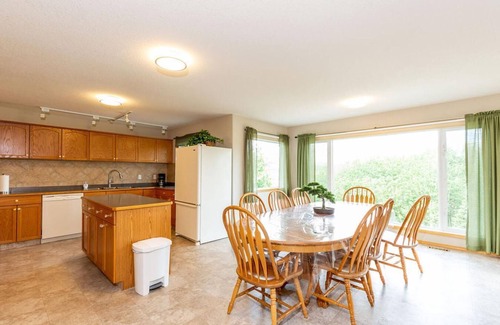 Division No. 3 Villa | Sleeps 32 - 5 mins. from Waterton - Whole House