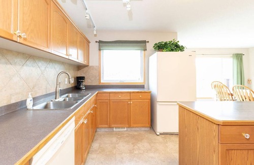 Division No. 3 Villa | Sleeps 32 - 5 mins. from Waterton - Whole House