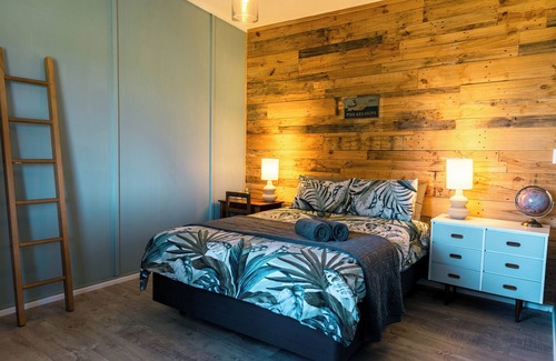 Pukehina Maison | Sleeps 4, Estuary Front in Pukehina Beach, two minutes to beach