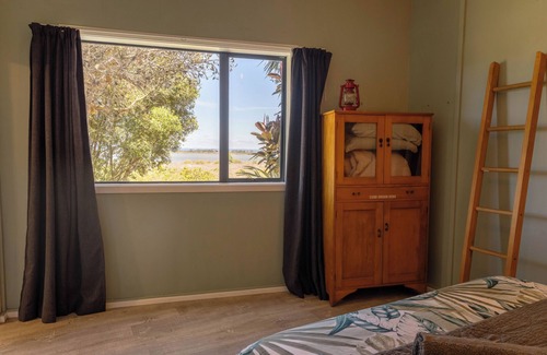 Pukehina Maison | Sleeps 4, Estuary Front in Pukehina Beach, two minutes to beach