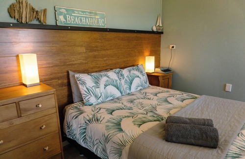 Pukehina Maison | Sleeps 4, Estuary Front in Pukehina Beach, two minutes to beach