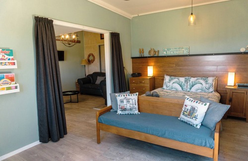 Pukehina Maison | Sleeps 4, Estuary Front in Pukehina Beach, two minutes to beach