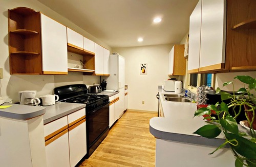 Castleton Maison | Sleeps 4 w/screen porch and private Hot Tub
