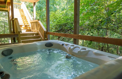 Castleton Maison | Sleeps 4 w/screen porch and private Hot Tub
