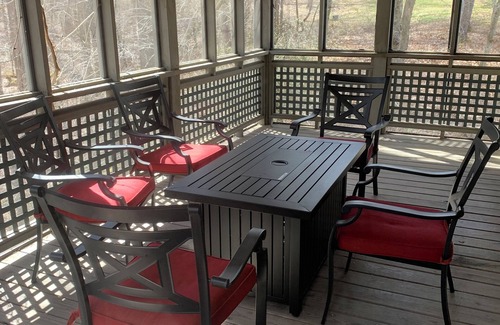 Castleton Maison | Sleeps 4 w/screen porch and private Hot Tub