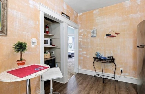Wilmington Appartement | Sleeps 6, 3BR 1BA,1King+2 Queen beds, perfect for long stays in a great location