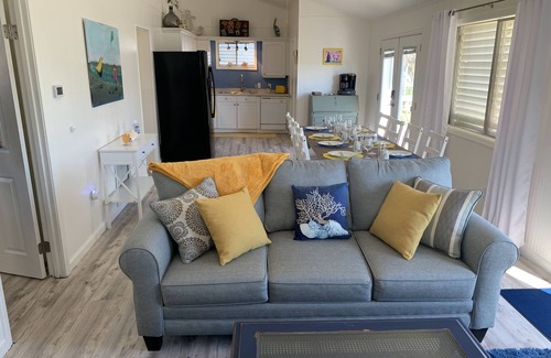 Jamaica Beach Cottage | Sleeps 7, 10 Min Walk to Beach, Cozy Family Home