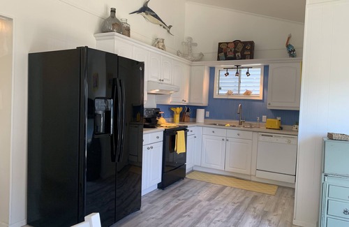 Jamaica Beach Cottage | Sleeps 7, 10 Min Walk to Beach, Cozy Family Home
