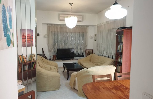 Kiryat Bialik Appartement | Sleeps 8-Cozy and Spacious Ground Floor, 2 apts connected. 4 bedrooms, 3 baths