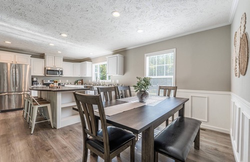 Wallingford Maison | Sleeps 8, hot tub, secluded, spacious