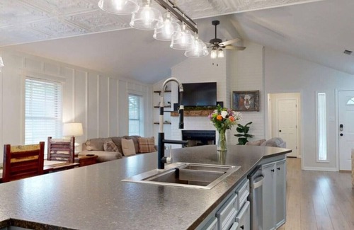 Blinn College-Bryan Campus Maison | Sleeps 9, Outdoor Firepit, NEW King sized bed, Pet Friendly, 5.2mi from Campus!