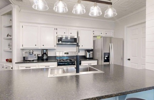 Blinn College-Bryan Campus Maison | Sleeps 9, Outdoor Firepit, NEW King sized bed, Pet Friendly, 5.2mi from Campus!