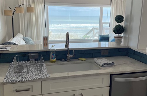 Wilbur-By-The-Sea Maison | Sleeps 9 right on the Beach.