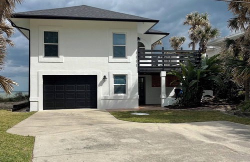 Wilbur-By-The-Sea Maison | Sleeps 9 right on the Beach.