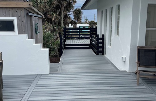 Wilbur-By-The-Sea Maison | Sleeps 9 right on the Beach.