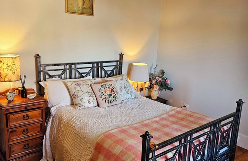Featherston Villa | Sleeps six, perfect location for those using Tarureka Wedding Venue.