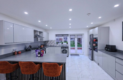 Hall Green Maison | Sleeps17 Bliss 7-Bedroom Luxury Escape Birmingham