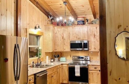 Frenchburg Cabine | Sleepy Hollow 2-bedroom cabin with Hot Tub, WiFi near Red River Gorge