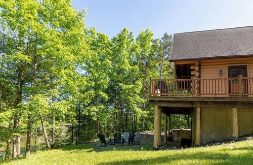 Athens Maison | Sleepy Hollow Lake: Lakefront Cabin +HOA Amenities