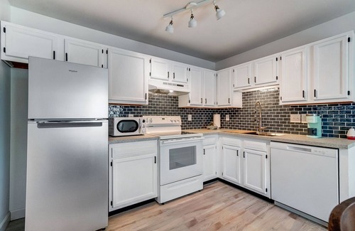 Hamilton Maison | Remodeled with Comfort and Style - steps from Spooky Nook Hamilton