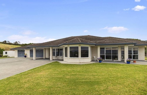 Whakatiwai Maison | SLICE OF HEAVEN IN KAIAUA WITH SEA VIEWS - BEACH & PARK WITHIN WALKING DISTANCE