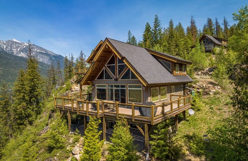 Silverton Chalet De Ski | Slocan Lake Chalet! Fabulous views…Magical Experience!