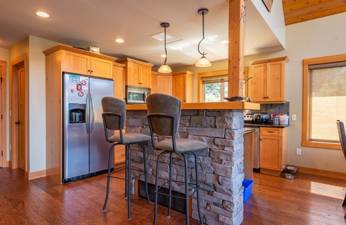 Silverton Chalet De Ski | Slocan Lake Chalet! Fabulous views…Magical Experience!