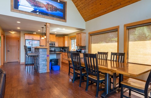 Silverton Chalet De Ski | Slocan Lake Chalet! Fabulous views…Magical Experience!