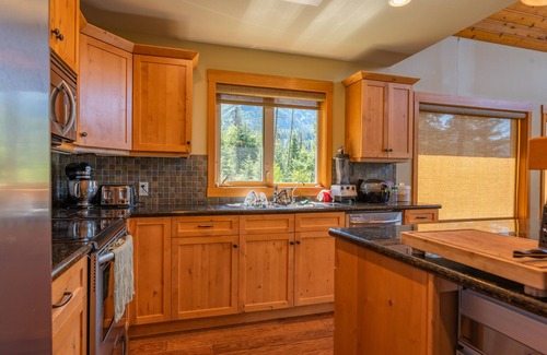 Silverton Chalet De Ski | Slocan Lake Chalet! Fabulous views…Magical Experience!