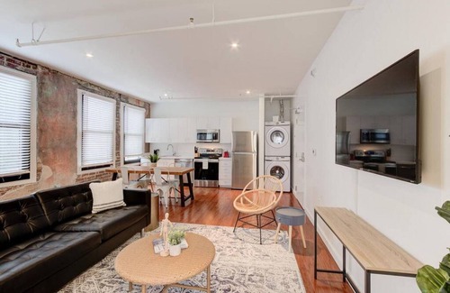 New Pathways Appartement | SM 205 · Historic Details, Modern Updates, Prime Location!