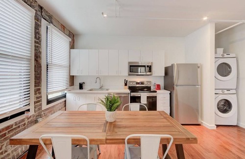 New Pathways Appartement | SM 205 · Historic Details, Modern Updates, Prime Location!