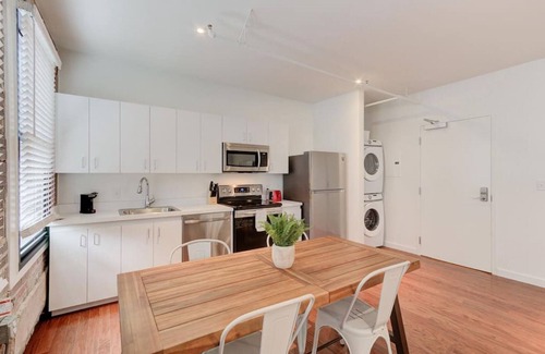 New Pathways Appartement | SM 205 · Historic Details, Modern Updates, Prime Location!