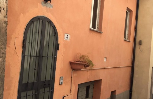 Canino Maison | Small building in the center of Canino