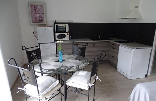Siguer Appartement | Petit gîte avec jardin privé au calme entourré des montagnes