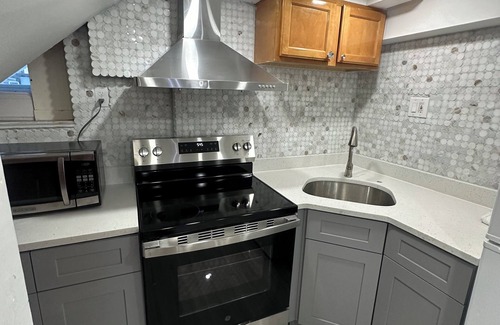 West Codman Hill - West Lower Mills Maison | Small Cozy 2 bedroom Unit in Boston.