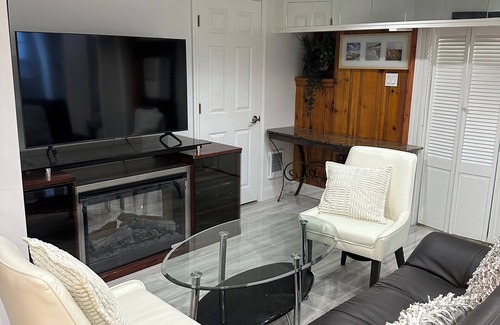 West Codman Hill - West Lower Mills Maison | Small Cozy 2 bedroom Unit in Boston.