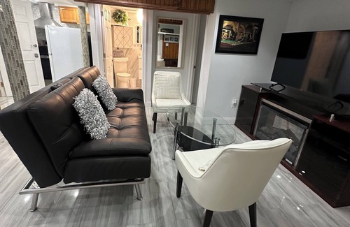 West Codman Hill - West Lower Mills Maison | Small Cozy 2 bedroom Unit in Boston.