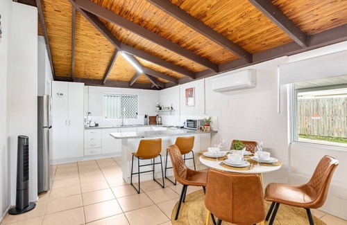 Crestmead Maison | Small Groups & Families! Stylish 3Beds near mall