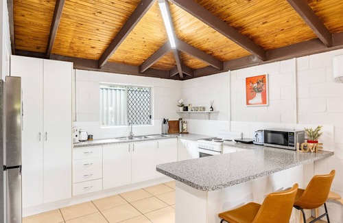 Crestmead Maison | Small Groups & Families! Stylish 3Beds near mall