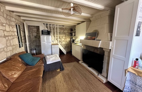 Savigny-en-Veron Maison | Small house with private garden