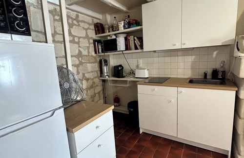 Savigny-en-Veron Maison | Small house with private garden