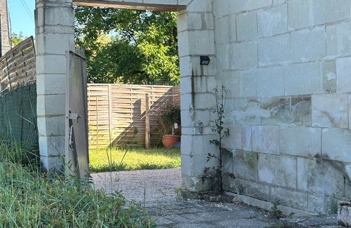 Savigny-en-Veron Maison | Small house with private garden
